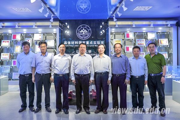 山东省委副书记龚正参观晶体材料国家重点实验